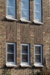 Zijgevel met glas in lood en verticaal metselwerk.
<br/>
Marcel Westhoff, 2017-01-01